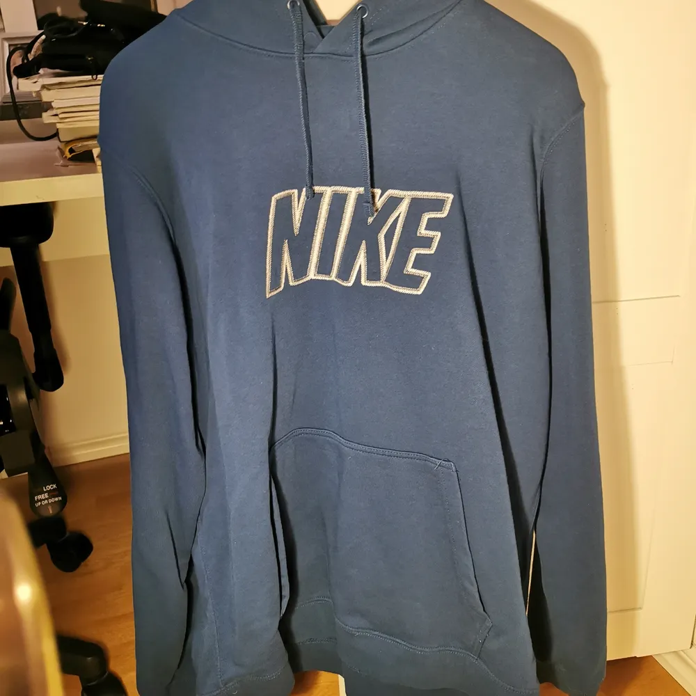 Säljer min sköna hoodie från Nike jag inte använder längre. Nike loggan är broderad på tröjan. Storlek XL och är i fantastiskt skick :) . Hoodies.