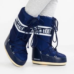 Moon Boots - Säljer dessa snygga moon boots! De är storlek 35-38 och är 23,5 cm inuti💙 De som tidigare var en defekt på sulan är nu fixat och syns inte någonting när man har på dig dom (se sista bilden)❗️HÖGSTA BUD JUST NU: 610kr +  frakt (spårbar) 💕 OBS. BINDANDE BUD 🥰  AVSLUTAD❗️