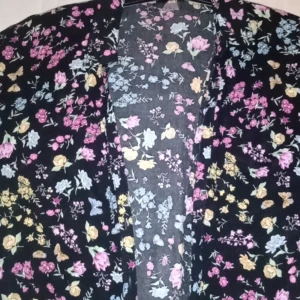 Blus med blommor - Helt ny, inte kommit till användning och sparsam, halva priset om du köper en till av mina produkter