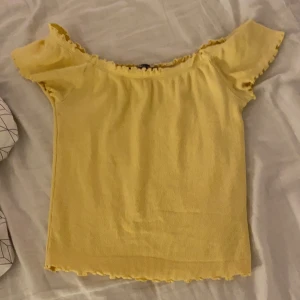 Fin sommar tröja  - Gul T-shirt som man kan ta ner på armarna ❤️ frakt 20kr❤️