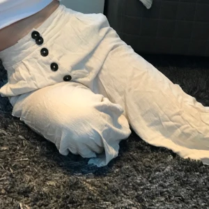 Sommar byxor  - Super fina sandfärgade sommar byxor från det kända märker Stradivarius🧡 Aldrig använda utöver bilden därför är de skrynkliga då de legat i min garderob, går såklart att stryka dem 