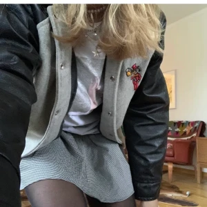 Vintage college jacka - Asball vintage college jacka som jag köpte här på Plick för ett tag sen, inte kommit till användning så mycket därav säljer jag. Jättefint skick!💕 skulle säga att den passar både S-M.