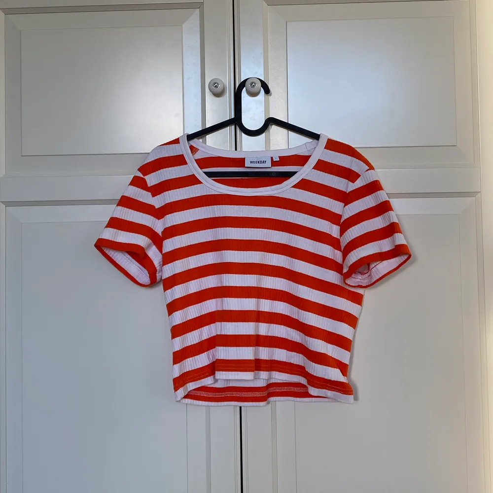 🧡🧡🧡Jättefin, färgstark tshirt från Weekday! Storlek L men se andra bilder för hur den passar mig som är S<3 Köpare står för frakt! . T-paidat.