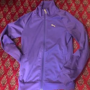 Puma zip-up hoodie storlek s - En super snygg puma zip-up hoodie från puma. Den är för liten på mig så skulle nog säga att den passa på nån som är i storlek s. Priset är 500 men går att pruta. Frakt ingår 48kr