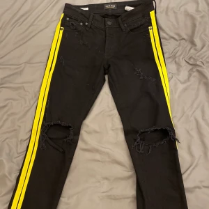 Jack and jones jeans  - Slitna jeans med stripes, Inte använda bara liggandes, storlek 28/32 