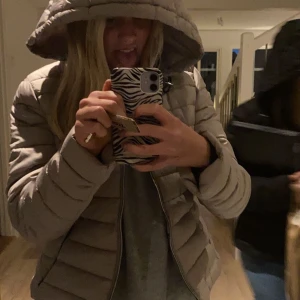 Jacka - En fin jacka som inte är särskilt använd från zara💕köpte för 4 månader sen och har somsagt inte använt så mycket, köpte för 400kr säljer för 220kr💕