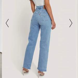 Jätte snygg levis jeans i storlek 23 men passar även 24. Köpta för mindre än ett år sedan och nypriset är 1200 kr. Sitter så bra och är i jättebra skick!! Köparen står för frakten💗 De är i modell Ribcage Straight