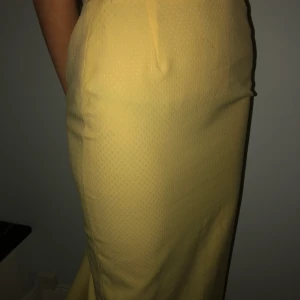 Gul fin kjol - Lång ljusgul fin kjol, jättesöt och har bara använt en gång