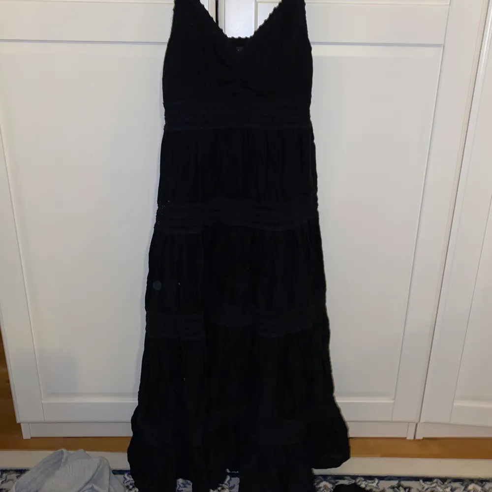 Säljer denna svarta klänning från Lindex. Aldrig använd och i superfint skick. Den liknar klänningen på sista bilden. Säljer för 50kr+frakt✌🏼🥰😆🤝. Klänningar.