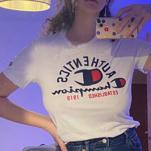 Champion t-shirt - Snygg champion t-shirt som inte kommit till så mycket användning🤍 skulle säga att den sitter snyggt oversized på en xs-s, den visas på en M👍🏼