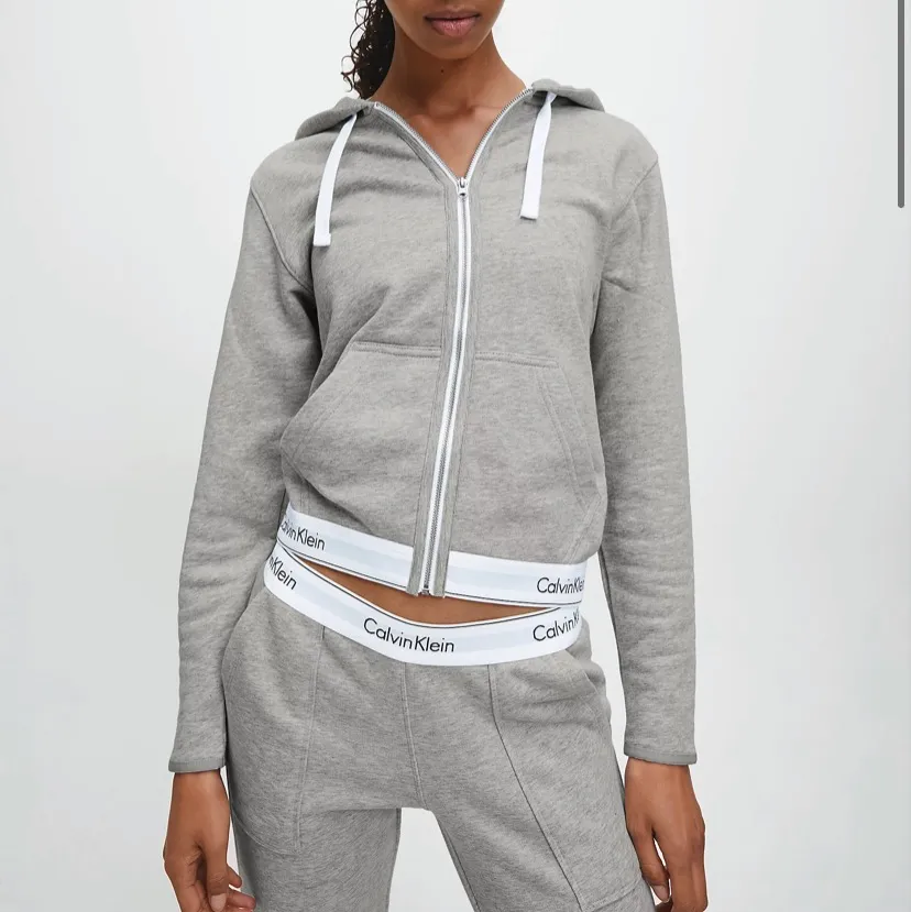Grå superskön hoodie från Calvin Klein  ☁️☁️ Den är knappt använd därför i bra skick😝☺️💘☁️☁️ köpt för 900kr. Hoodies.