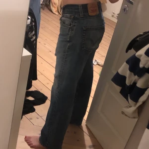 Levis jeans - Ljusblåa levis jeans 501, köpta på second hand! Skitcool modell sitter lågmidjat! Är 173 som referens. Hör av er vid intresse❤️