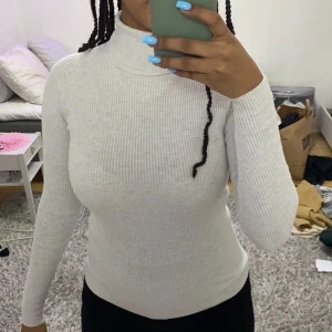 Ribbad polo - En ribbad polo tröja från ginatricot. Använd ganska mycket men är fel fri!💞