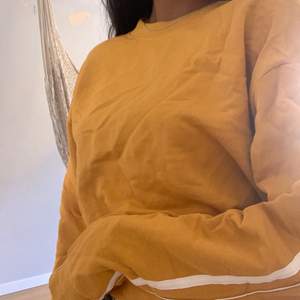 Cool kort sweatshirt i fin gul färg. Går att både träna i och ha som vardagsplagg:)