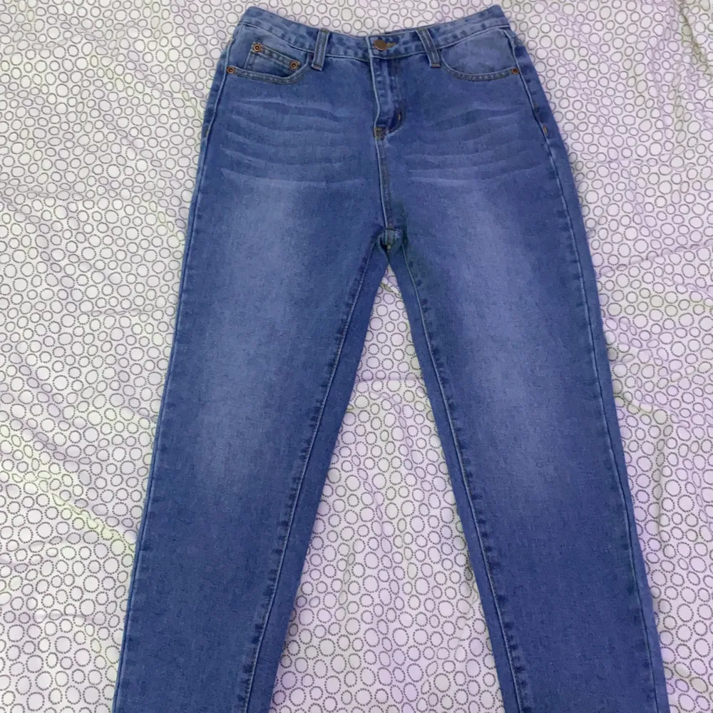 Par blåa mom jeans ifrån boohoo. Ej använd med lappen kvar då den är för liten. Är i storlek 36 men skulle mer säga att de är 34 kanske 32💞💞. Jeans & Byxor.