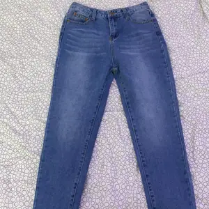 Par blåa mom jeans ifrån boohoo. Ej använd med lappen kvar då den är för liten. Är i storlek 36 men skulle mer säga att de är 34 kanske 32💞💞