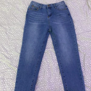 Blå mom jeans - Par blåa mom jeans ifrån boohoo. Ej använd med lappen kvar då den är för liten. Är i storlek 36 men skulle mer säga att de är 34 kanske 32💞💞