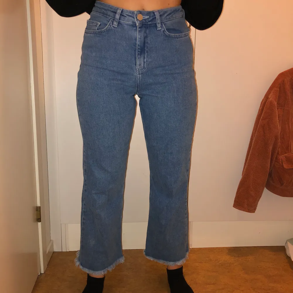 Säljer dessa jeans som är lite kortare i modellen, jag är 163cm. Använda ett fåtal gånger. Storlek 36 från NAKD. . Jeans & Byxor.