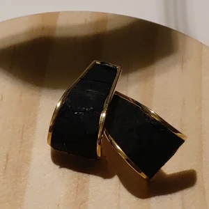 Tre jättefina örhängen - Jag säljer tre örhängen i väldigt bra skick 🌿 🦋40kr/st🌻 Jag säljer mer örhängen. Så om du är intresserad, kolla min profil!💕💿 Köparen står för frakten! 11kr frakt🧱