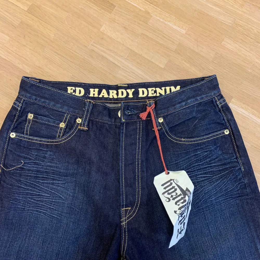 Ett par skit feta helt nya ed Hardy jeans fickorna är broderade skriv vid frågor/ köp, kom med bud!! Skriv    Bud i kommentererna, om ni vill köpa direkt skriv till mig så löser vi det!😊 passform raka . Jeans & Byxor.