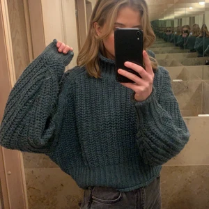 Stickad tröja - Varm stickad tröja, fin blågrön färg och ganska oversized passform! 150 inkluderat frakt på 66 kr.