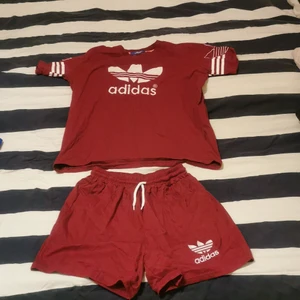 Adidas - Adidas t-shirt ihop hörande med shorts. 