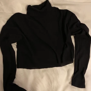 Croppad ribbad polo - Ribbad polo som är avklippt. XS. 70kr med frakt, betalas med swish✨ 