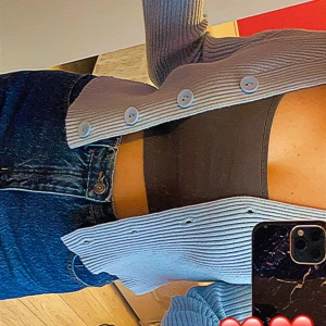 Babyblå Cardigan - Den är storlek Medium. Har använt endast 1 gång. Köpt från shein men tyvärr använder inte den mycket.