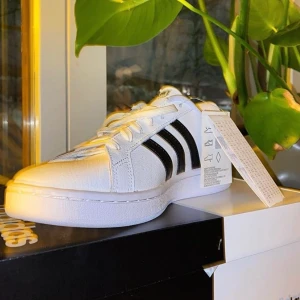 AdidasSkor med extra skön sula, storlek 40 - Sköna skor, säljs pga att jag fick dom i fel storlek 