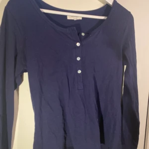 Blå tröja med knappar - Mjuk bomulls tröja med knappar. Perfekt vardags tröja. Mer mörkblå i verkligheten!