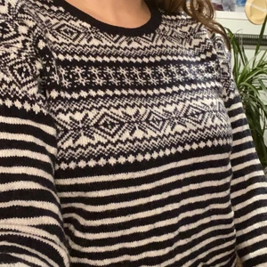 Stickad blå vintertröja - Stickad mysig vintetröja med blå-vita ränder och små snöflingor vid halsen. Varm och superfin, perfekt nu till vintern❄️