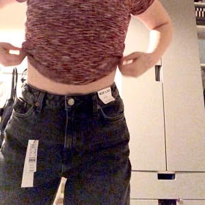 Svarta mom jeans - Säljer dessa svarta mom jeans från top shop. Helt oanvända med alla lappar kvar. Nypris 40 euro!