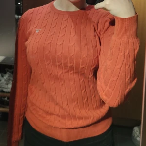 Gant tröja - Säljer denna Gant tröja i storlek S, färg orange. Jättebra skick, knappt använd! 200kr + frakt