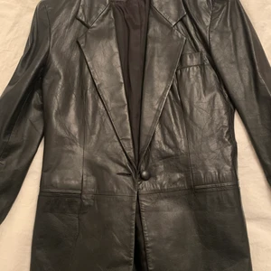 Äkta läder kavaj - Äkta läder kavaj köpt för cirka ett år sedan på beyond retro och köptes för cirka 800kr sitter som en smäck med dock passar den ej min stil och därför får jag tyvär sälja denna pärla