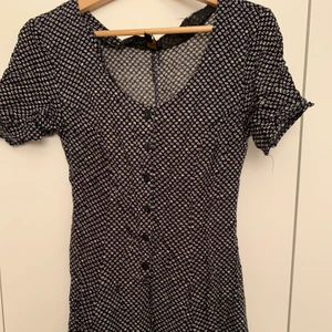 Sommaklänning - Sjukt söt blommig marinblå sommarklänning med knytning där bak, sparsamt använd!