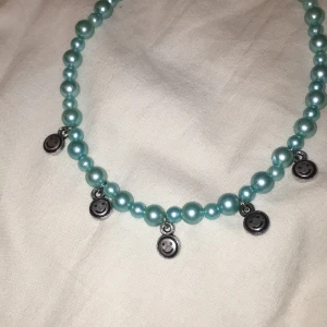 Halsband🙂 - Ett halsband ja köpte på en smyckes Instagram för 65kr 🦋☺️jätte fin färg knappt använt därför vill ja sälja. Frakt 12kr