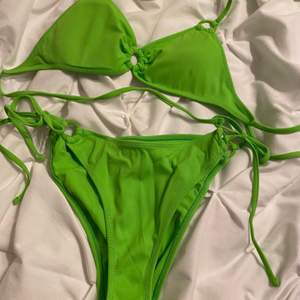 Super snygg grön bikini från Pacsun! Bara andvänd en gång! Kan adjustera båda, i median och i bysten. Messa innan du köper.