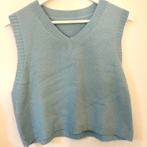 Ljusblå väst - Säljer för den inte kommit till användning har bara testat, storlek L men passar S. Finns även Svart och Beige!