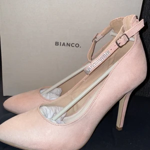 Bianco klackskor - Ljusrosa med strassrad runt ankeln, strl 39. Skulle haft de till min bal som aldrig blev av så helt oanvända. Nypris 550kr