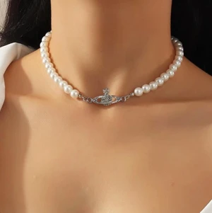 Populärt halsband  - Jättefint halsband väldigt likt vivienne westwood halsbandet. Har inte fått de än men råkade beställa två stycken. Buda i kommentarerna