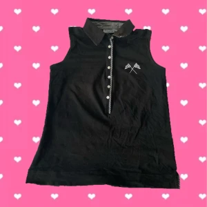 Svart linne - Coolt svart linne med rutiga detaljer. Står Large på lappen, men passar snarare Medium. Köparen står för frakten och jag svarar gärna på frågor