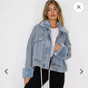 Jeans jacka med päls - Säljer denna populära jackan! Den är använd 2 gånger och är i ny skick! Eftersom att det är mpnga intresserade så uppskattar jag om man endast skriver om man är villig att köp jackan. Säljer för 600, köpte för 700! Vid snabb affär 550kr Frakt står köparen för eller möte på lidingö (vissa tillfällen Stockholm)❤️💖❤️🕺🏻❤️