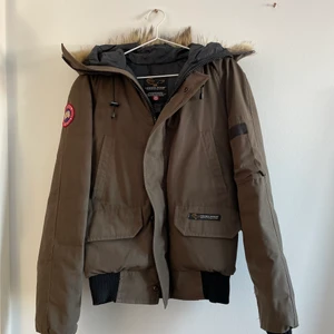 Canada goose jacka - Jag säljer nu min canada goose jacka herr i strl S (funkar för XS och M). Dem är lite sliten därav priset sänks kraftigt om man tittar på vad den kosta från början. Om du är intresserad och vill ja flera bilder kan du kontakta mig så skickar jag flera. 
