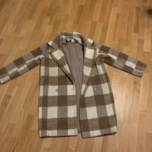 Beige vinterjacka - Denna jacka är super mysig och varm och i jätte bra skick, men jag får dessvärre ingen användning av den längre. Super fina ljusa färger i ett rutigt mönster. Köpt på Gina tricot för 900 kr. Pris går att diskutera, men köparen står för frakt☺️