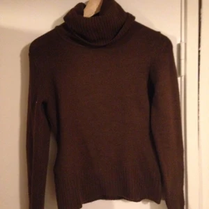  - Brun polo från HM, mjuk och mysig. 