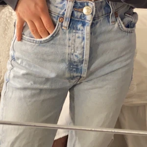 Blå trendiga jeans  - Jensen från zara osäker på att sälja så kom me bra pris nypris 370kr säljer för 170kr använda fåtal gånger köparen står för frakten