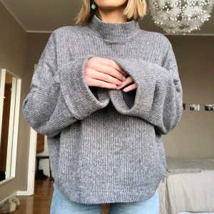 Tröja, strl S - Fin och mysig tröja från Zara i storlek S (känns som M). Köpt för 3 år sedan, använd enstaka gånger.  