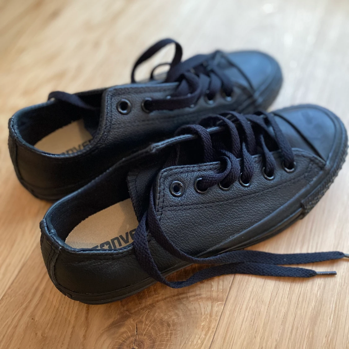 Svarta Converse - NYA/oanvända!