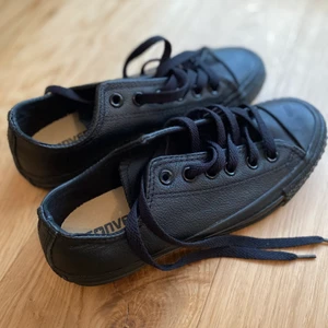 Svarta Converse - NYA/oanvända! - Helt oanvända svarta Converse All Star i strlk 37 eller 4 1/2. 