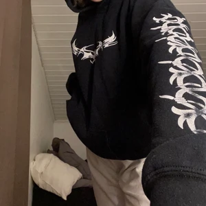 Hoddie med tryck - Käcke cool hoddie men ”ståltråds imitation